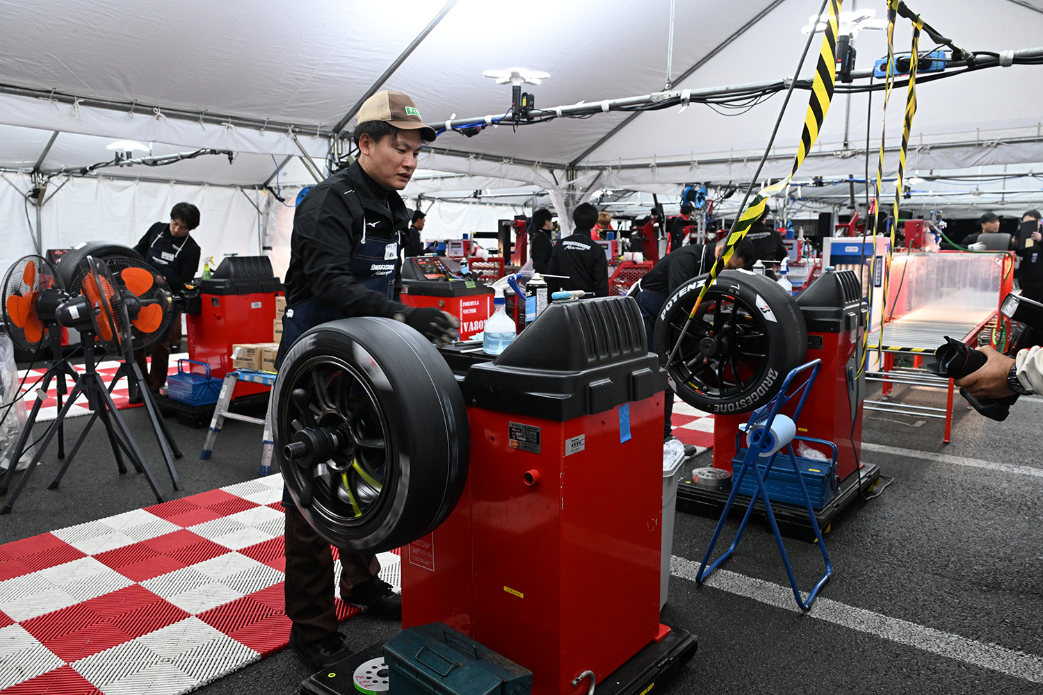約7000本のタイヤと60名以上のスタッフでマシンをサポートするブリヂストンは超大忙し 〜 画像17