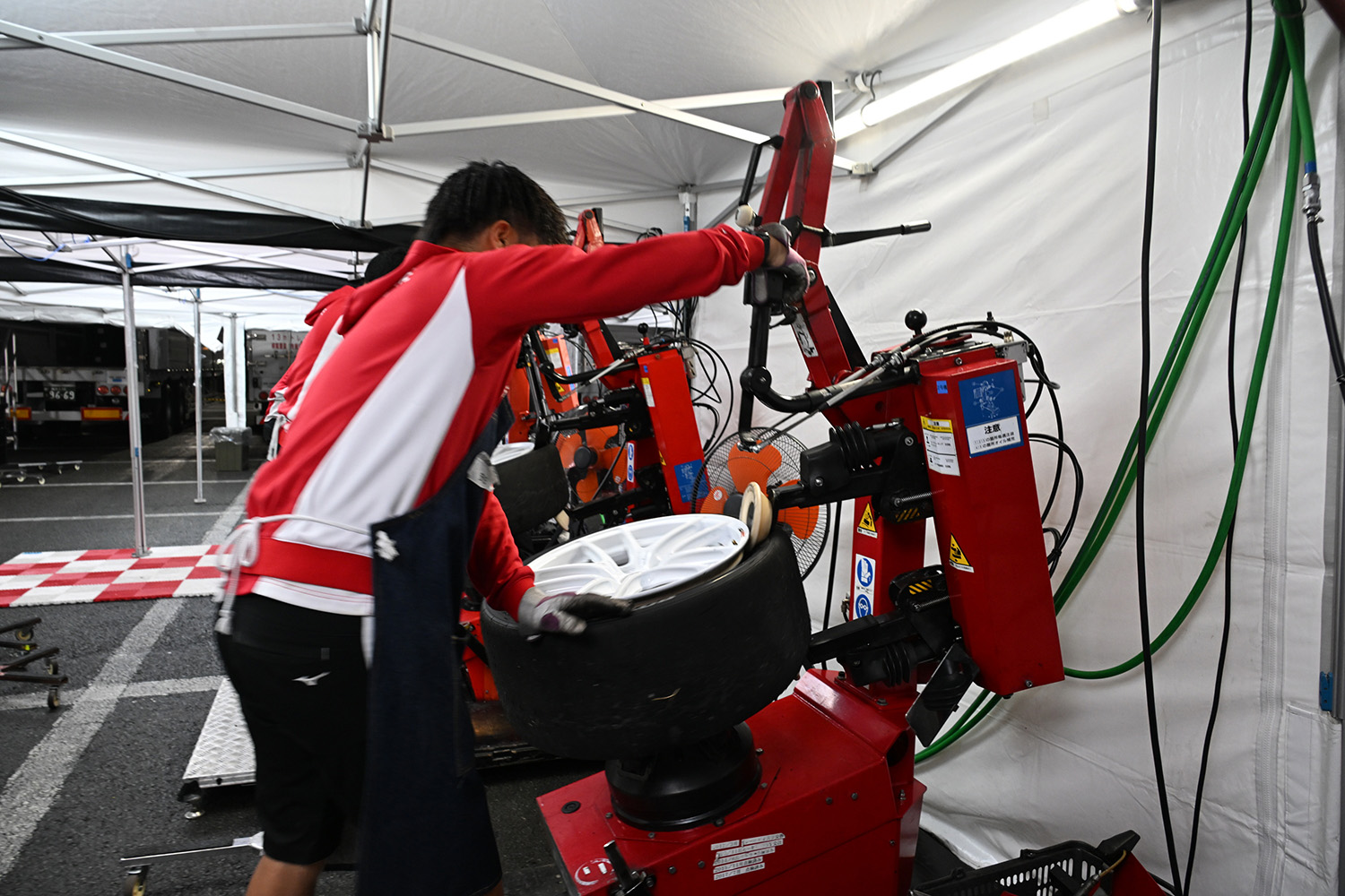 約7000本のタイヤと60名以上のスタッフでマシンをサポートするブリヂストンは超大忙し 〜 画像21