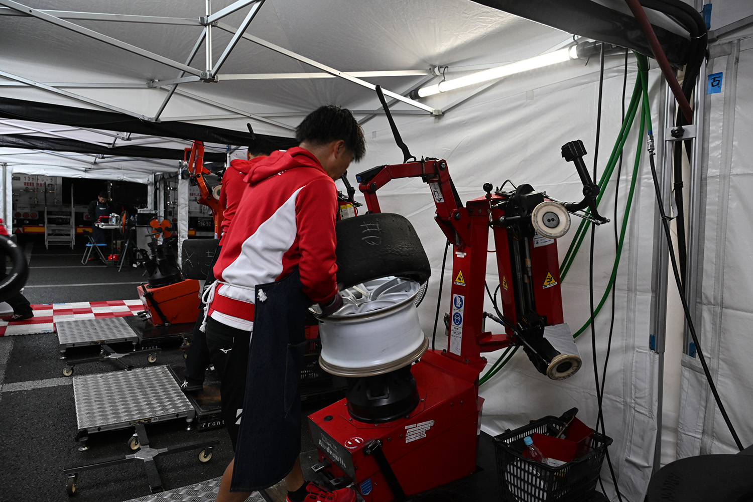 約7000本のタイヤと60名以上のスタッフでマシンをサポートするブリヂストンは超大忙し 〜 画像22