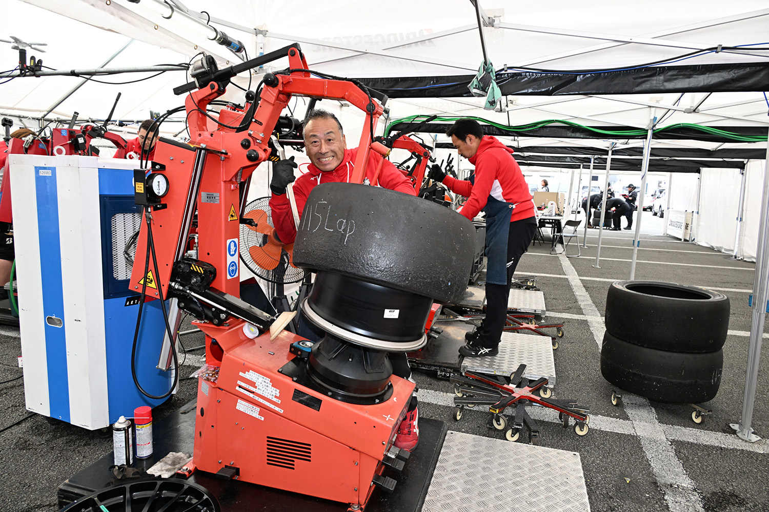 約7000本のタイヤと60名以上のスタッフでマシンをサポートするブリヂストンは超大忙し 〜 画像27