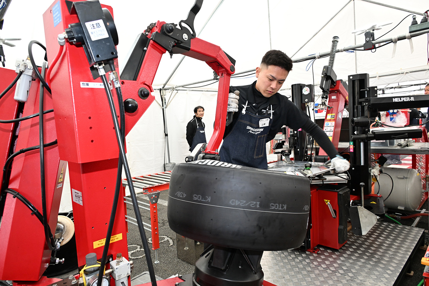 約7000本のタイヤと60名以上のスタッフでマシンをサポートするブリヂストンは超大忙し 〜 画像30
