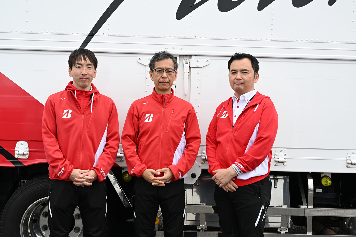 ブリヂストンの今井弘氏（中央）と鈴木栄一氏（右）と小原該氏（左）