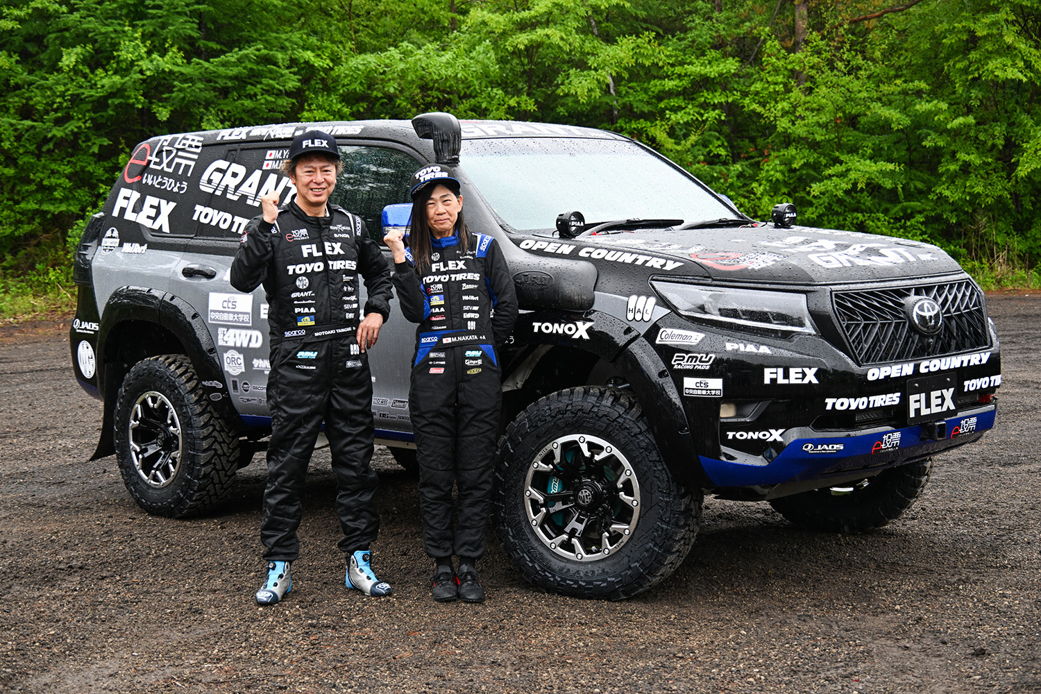 トヨタ・ランドクルーザープラドのドライバーの山崎元彰選手とコ・ドライバーの中田昌美選手 〜 画像5