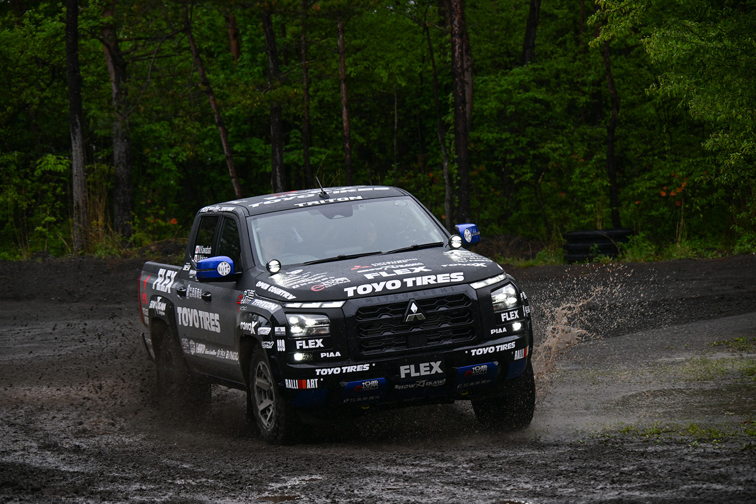 「FLEX SHOW AIKAWA Racing with TOYO TIRE」の三菱トライトン