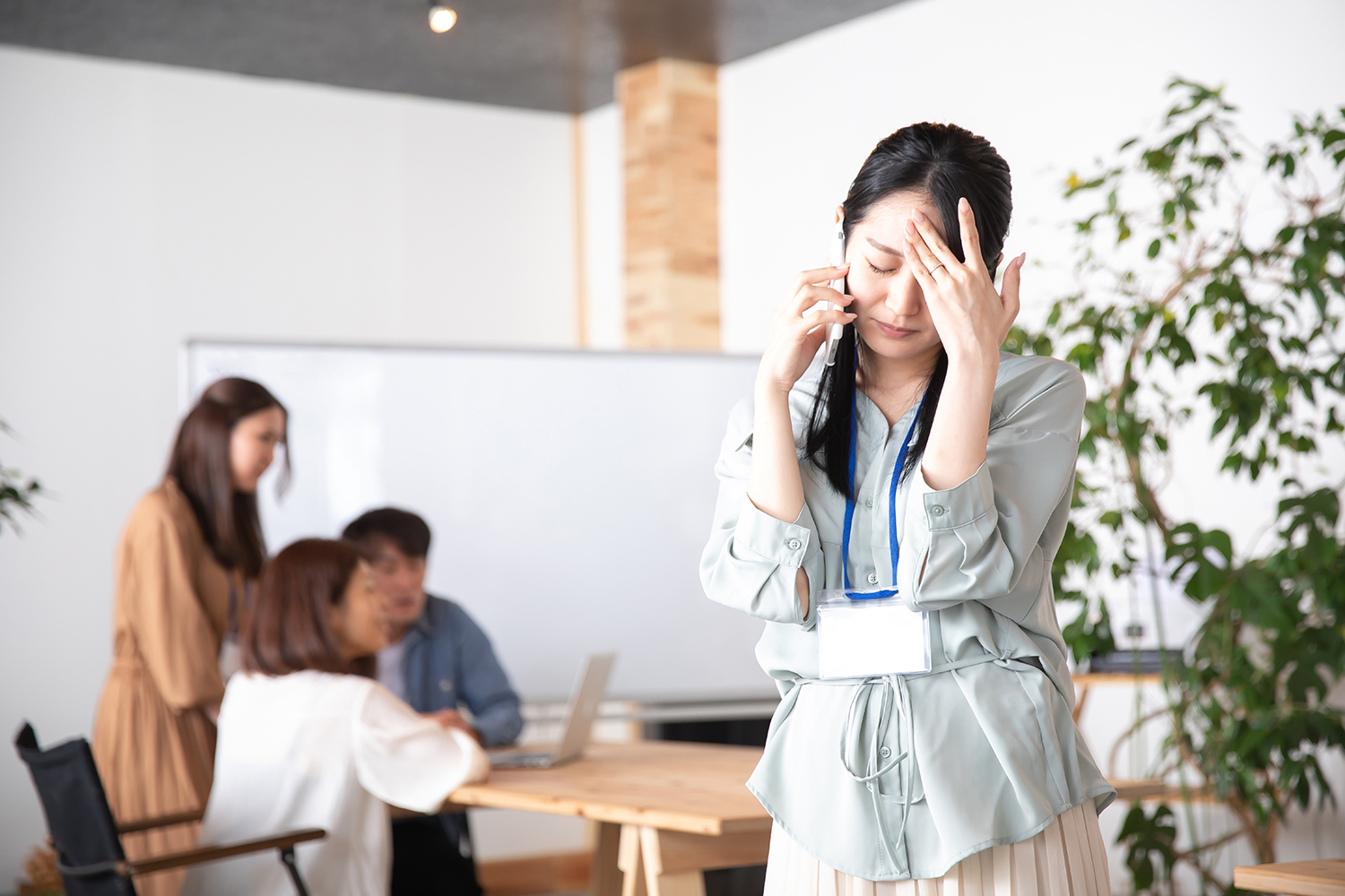 営業電話の対応をする女性 〜 画像16