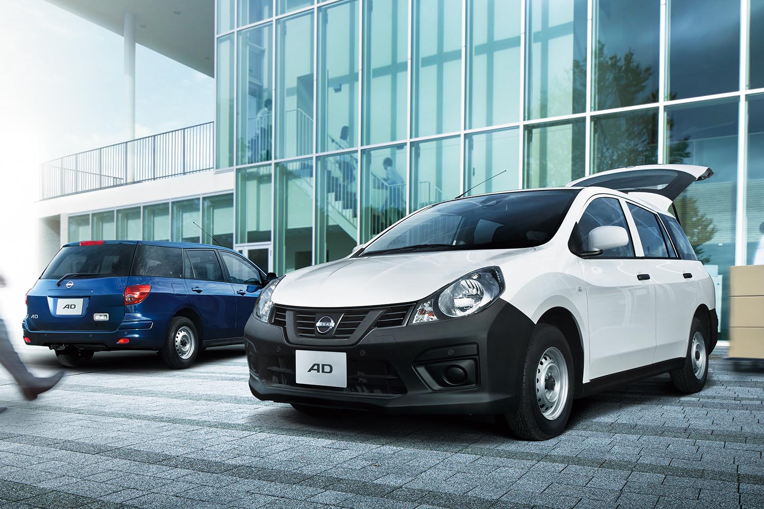 日産ADの前後スタイリング