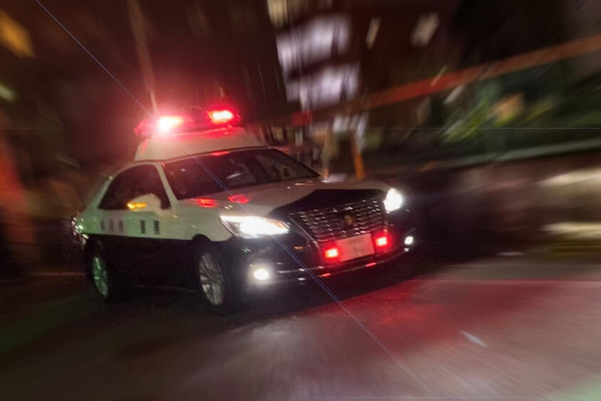 パトカーは200km/hでぶっ飛ばして取り締まってもOKってマジ!?　スピード違反取締に限って適用される「特例の特例」ってなに？