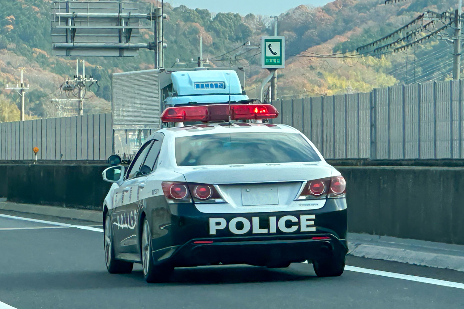 高速道路を走るパトカー
