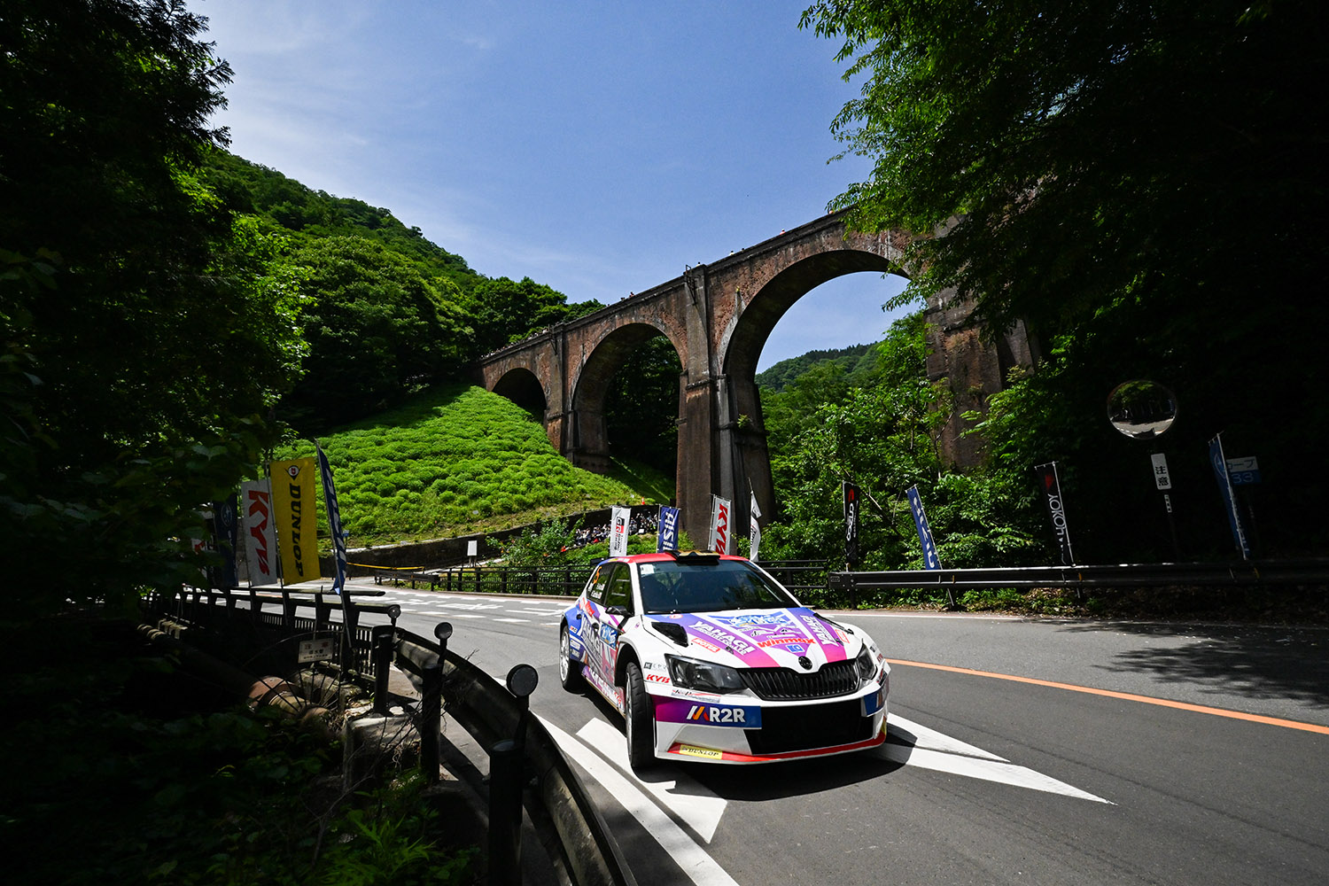 めがね橋の前を駆け抜けるシュコダ・ファビア