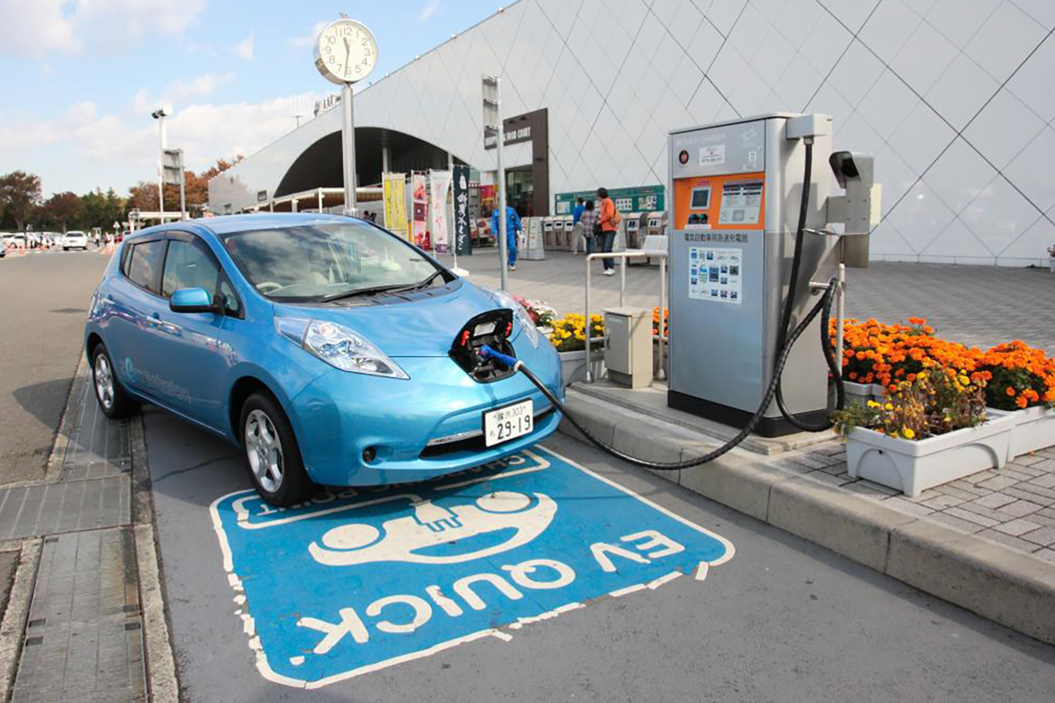 急速充電する日産リーフ 〜 画像1