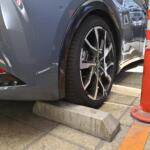 【画像】駐車枠に収めようと思ったら……ガリッ！　頼むから駐車場に「輪留めの高さ」表記しません？ 〜 画像2