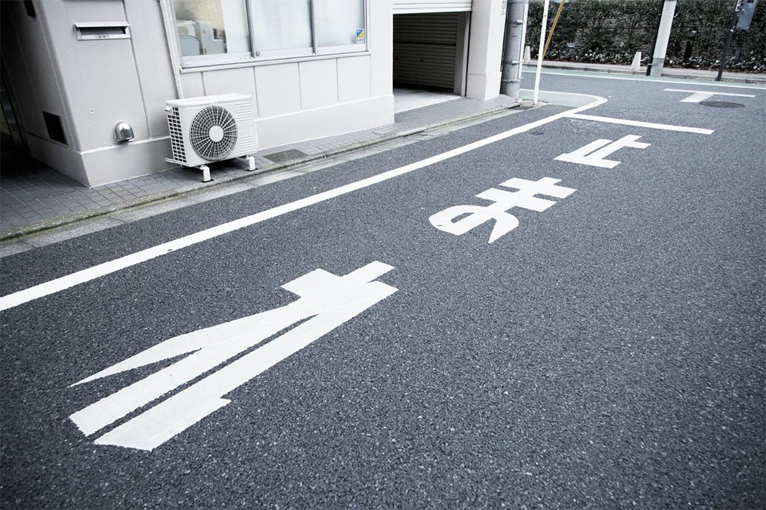 「止まれ」の道路標示
