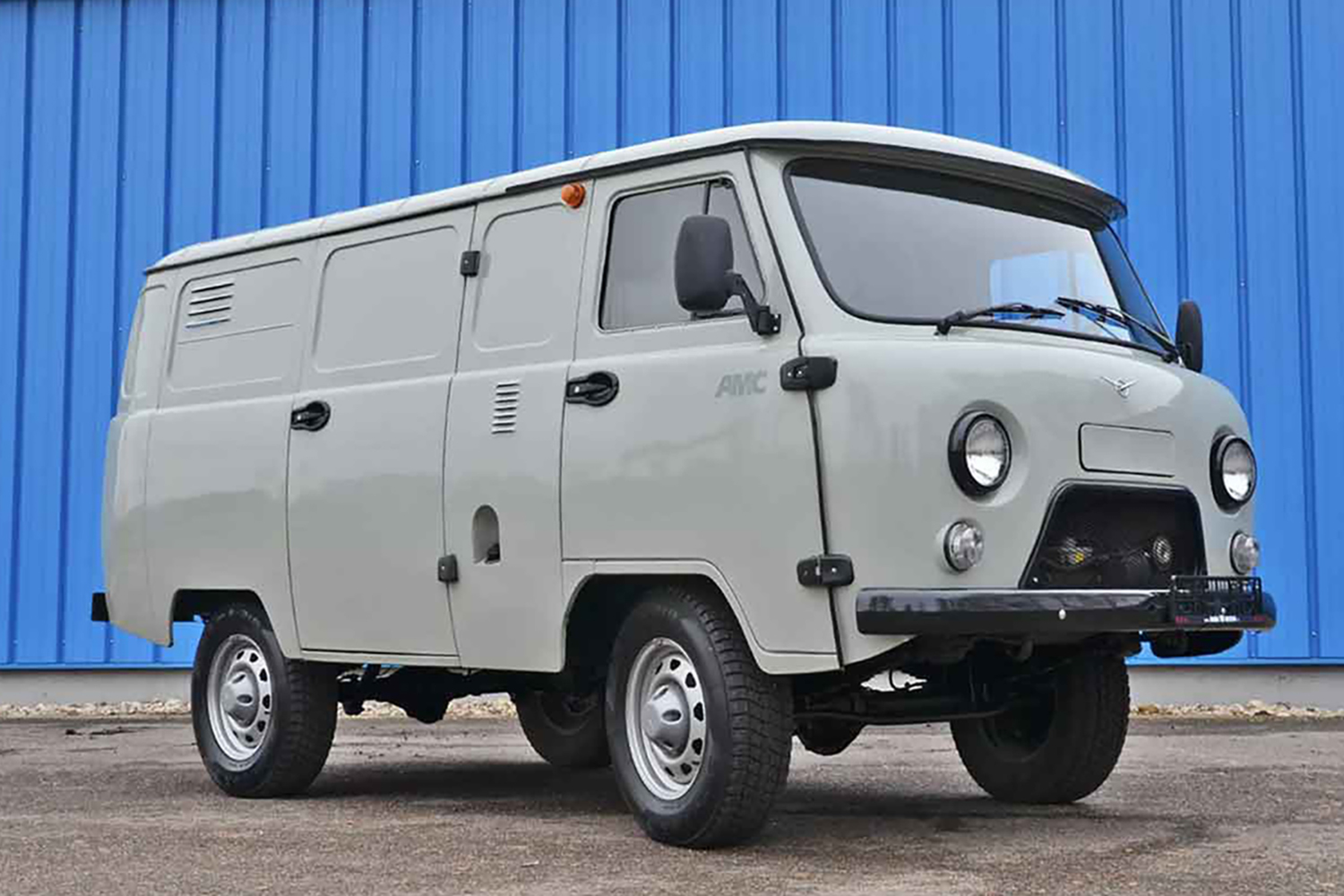 UAZ-452のフロントスタイリング