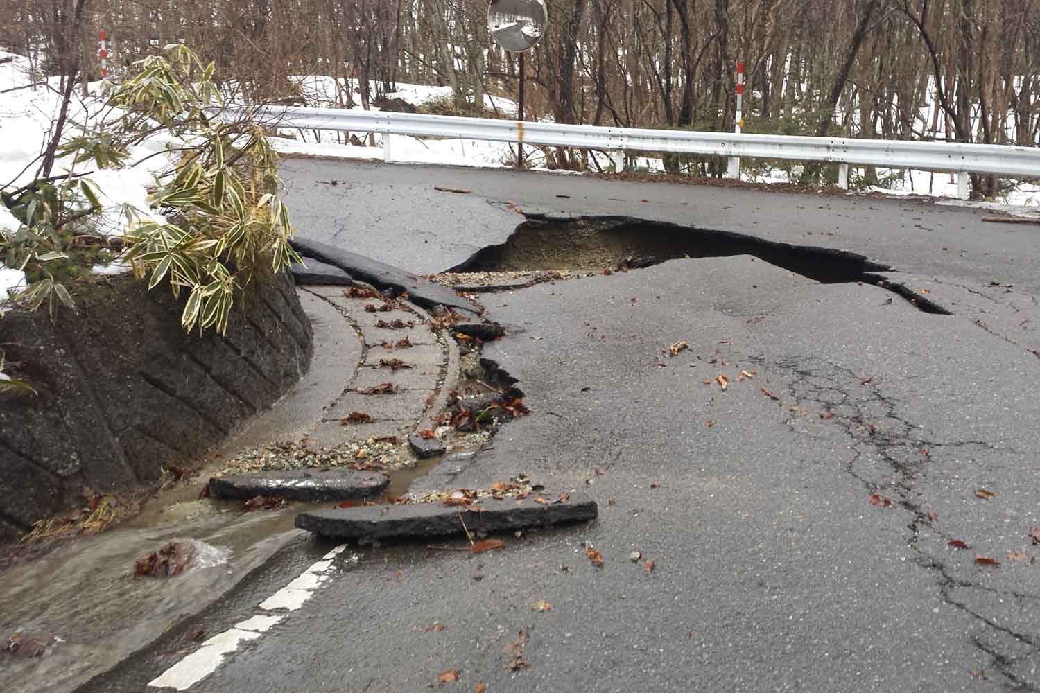 陥没した道路
