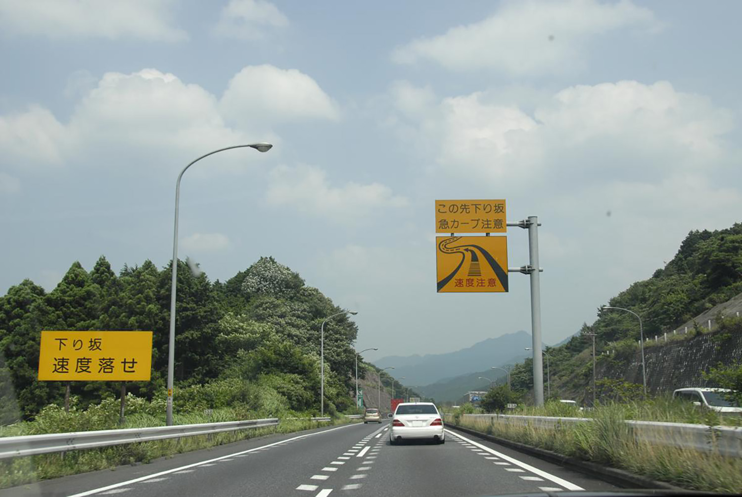 高速道路を走るクルマ