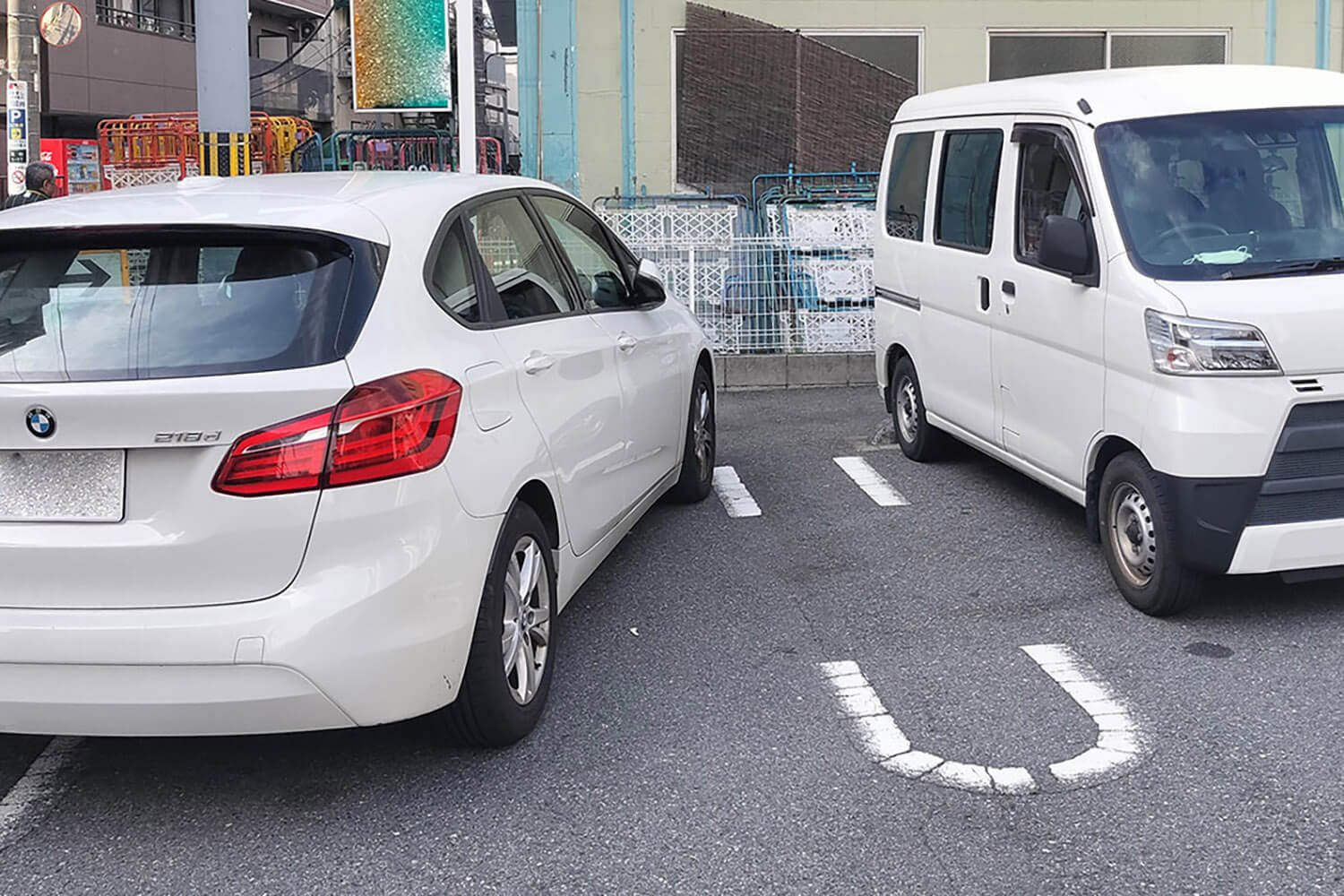 斜めに駐車する車両 〜 画像3
