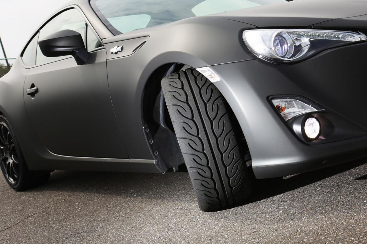 ステアリングを切ったまま駐車している車両 〜 画像5