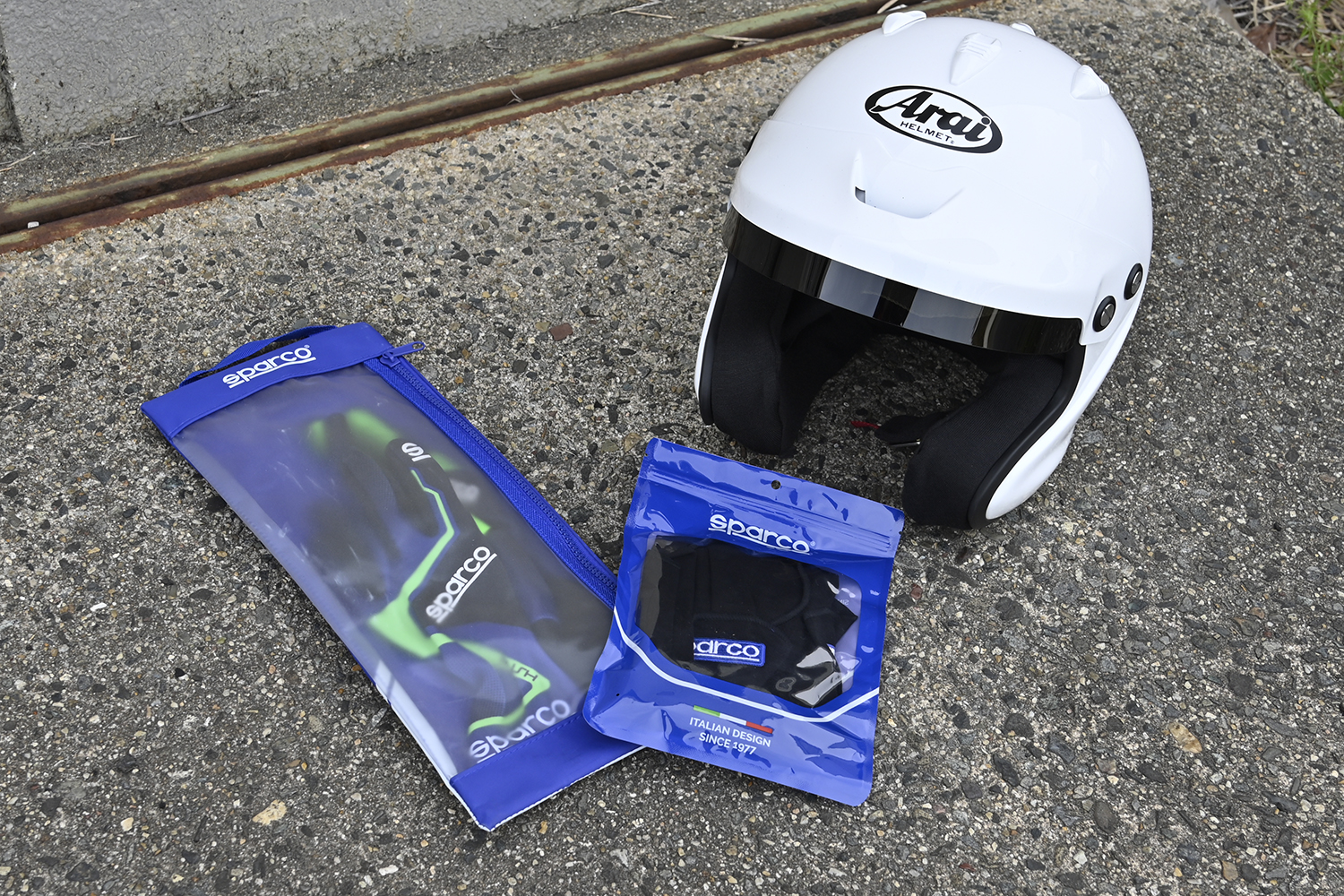 ヘルメットやレーシンググローブなどのレーシングギヤ