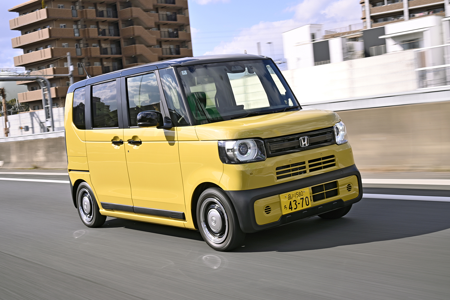 ホンダN-BOX JOYの高速走行シーン