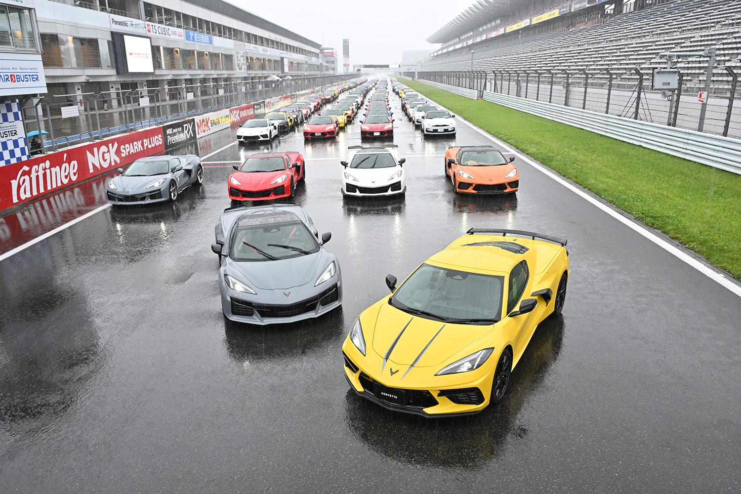 パレードランで富士のホームストレートを埋め尽くすシボレー車