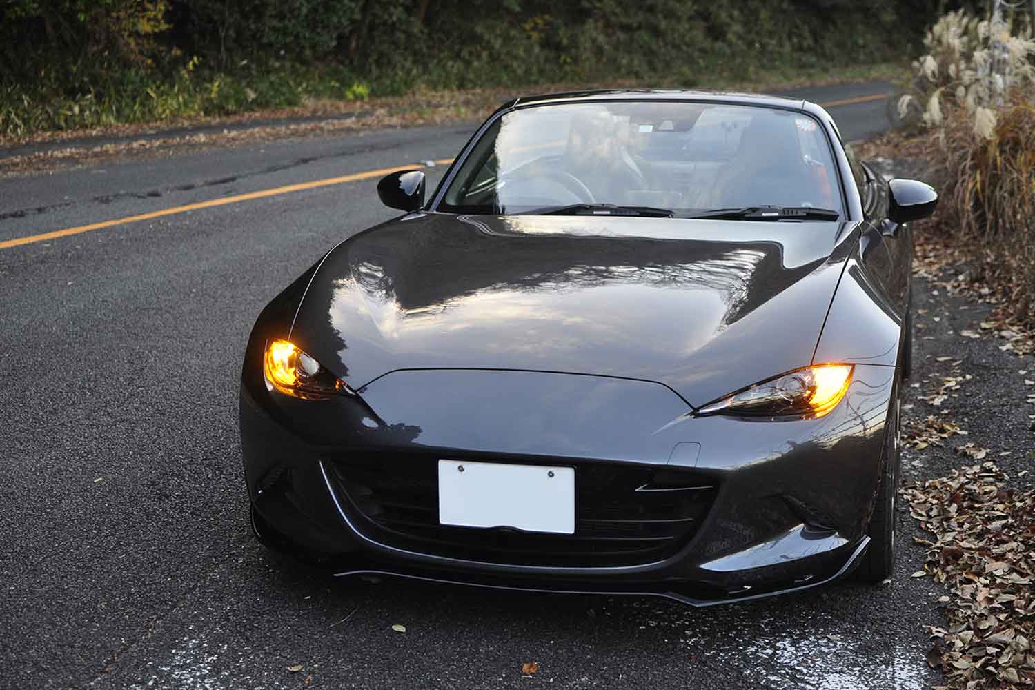 ハザードランプを点灯して停車している車両