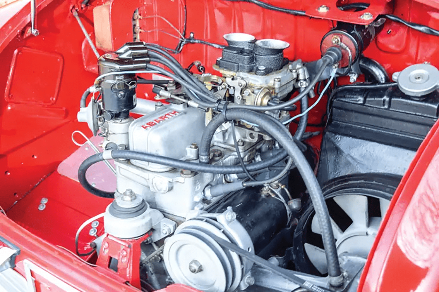 アバルト750GTザガートのエンジンルーム