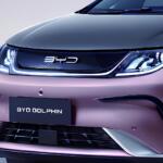 人気オプションをフル装備でも価格は据え置き！　限定30台の「BYDドルフィン・グレイトフルピンク」はコスパ最強の特別仕様車だ