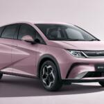 【画像】人気オプションをフル装備でも価格は据え置き！　限定30台の「BYDドルフィン・グレイトフルピンク」はコスパ最強の特別仕様車だ 〜 画像1