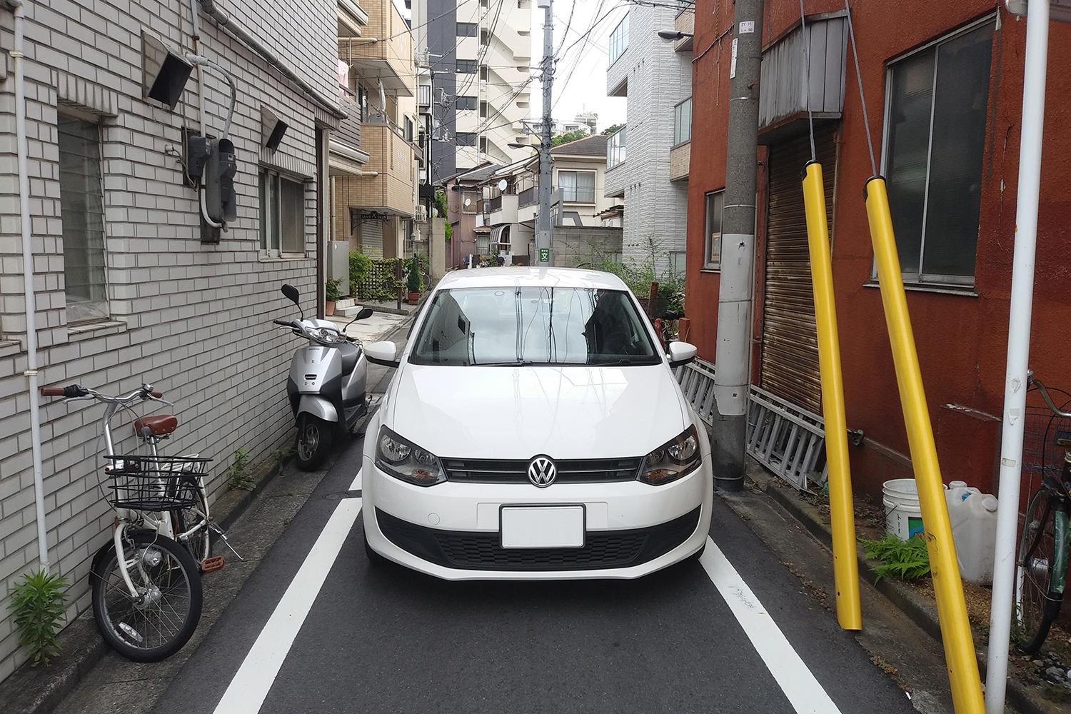 細い小径を進むクルマのイメージ 〜 画像6
