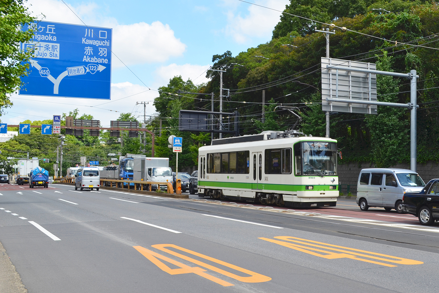 クルマと並走する路面電車