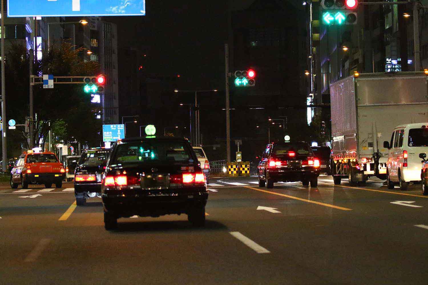 複数車線を走るタクシー