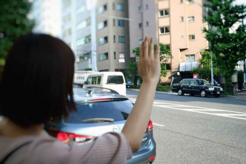 先に手を挙げたほう？　手前にいる人？　複数の客がいたらタクシードライバーは誰を乗せるのか元ドライバーが解説！