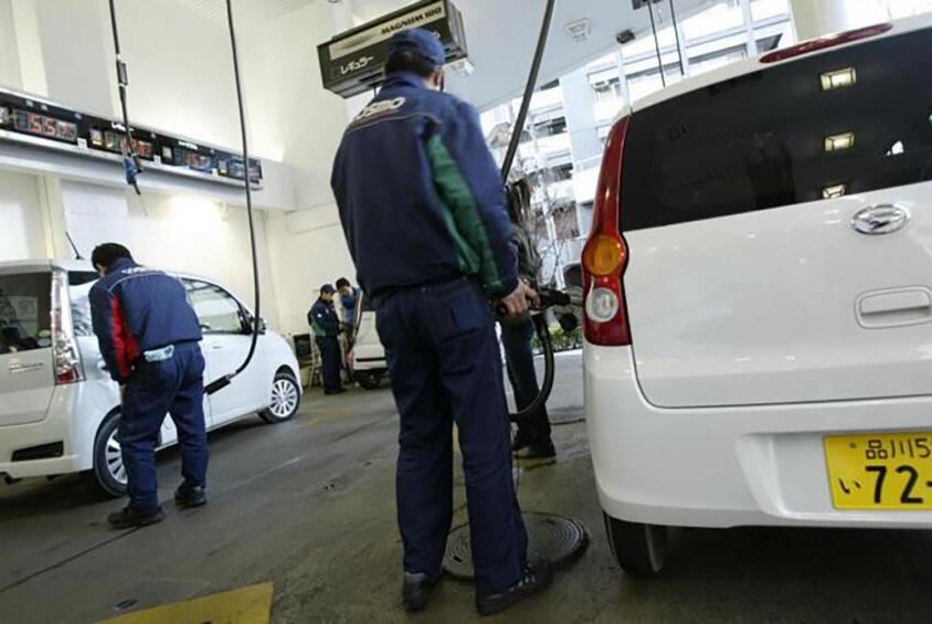 給油口の方向を全メーカー統一したほうが便利じゃない？　メーカーや車種でバラバラな理由は法規とマフラー位置によるもの!!