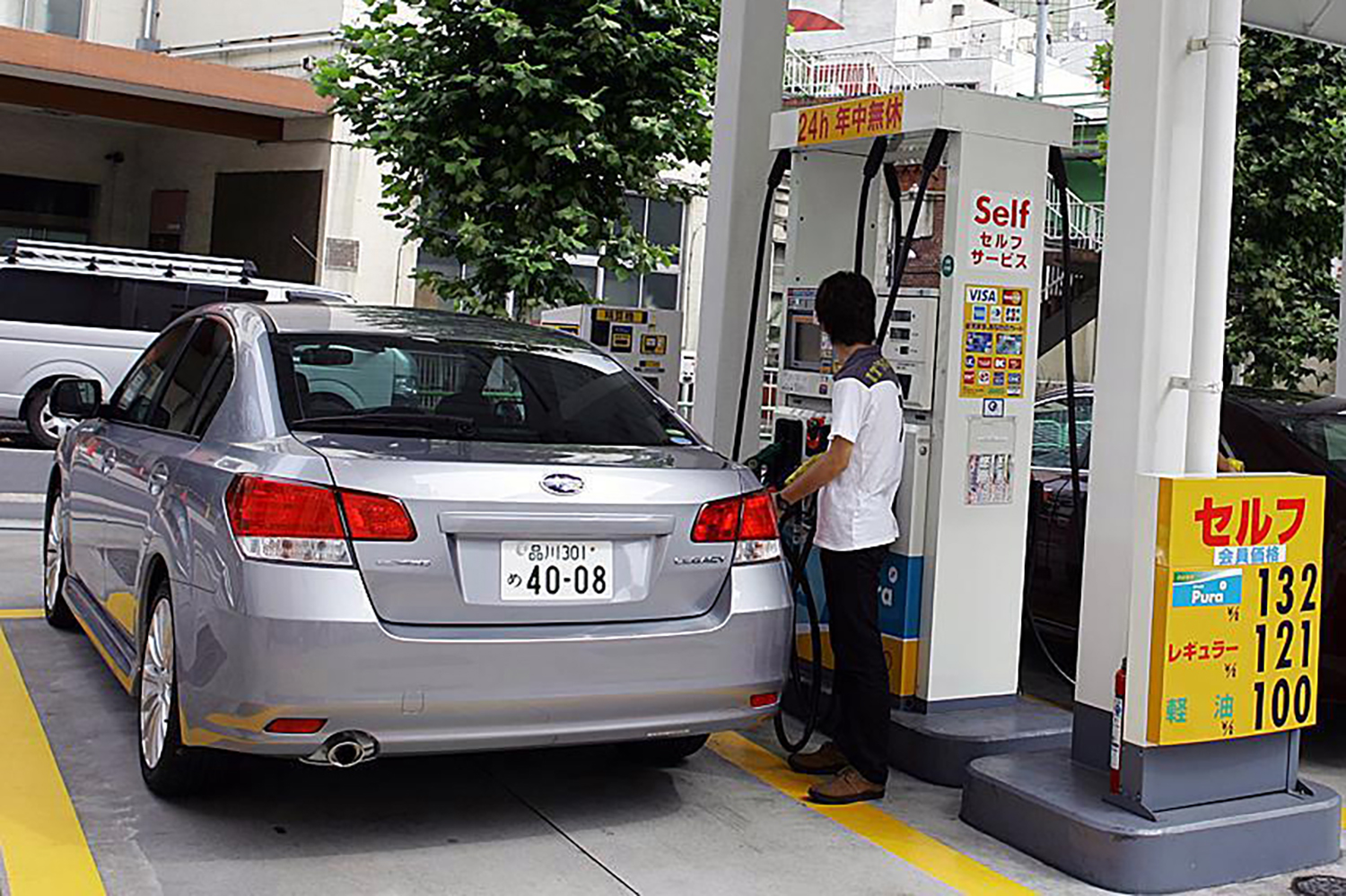 スバル車では基本的に右側に給油口が位置する