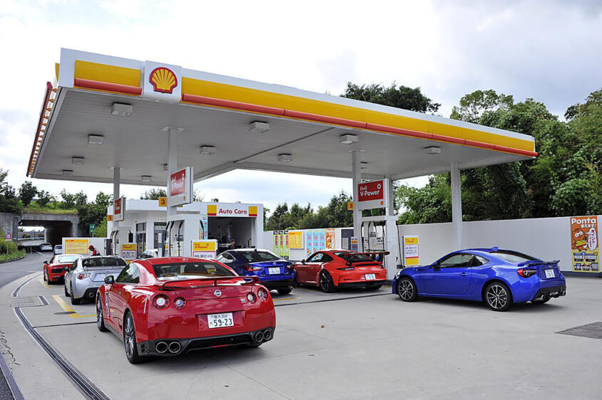 そういやみんな同じ形？　ガソリンスタンドの屋根が四角で平らな理由