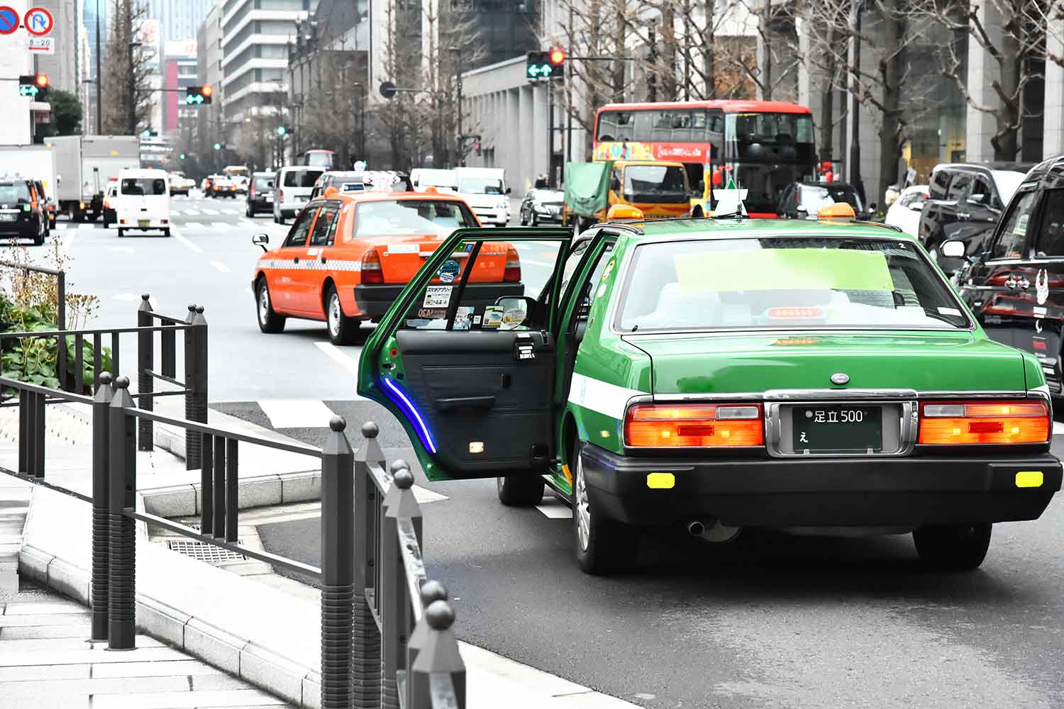 外国人がビックリする日本のタクシーの「自動ドア」　ただし自動ドア由来の事故が無視できないほど多い現状