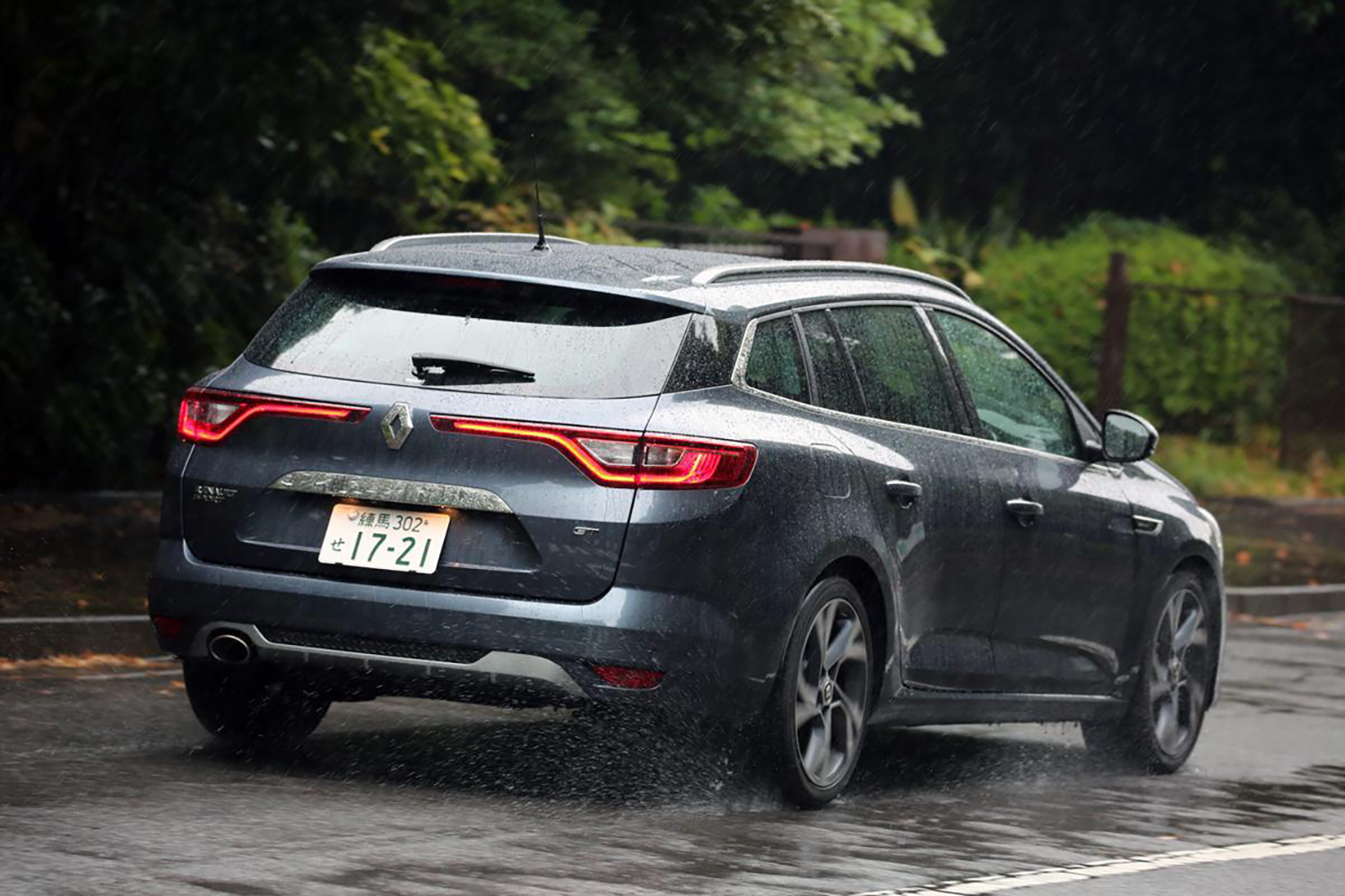 雨のなか帰路につくクルマ