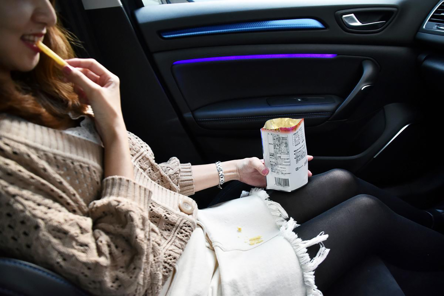 車内でスナックを食べるイメージ