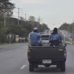 トラックの荷台にひとが乗るのは「場合によっちゃ合法」！　じゃあ映画でありがちな屋根とかボンネットへのしがみつきは違反になる？