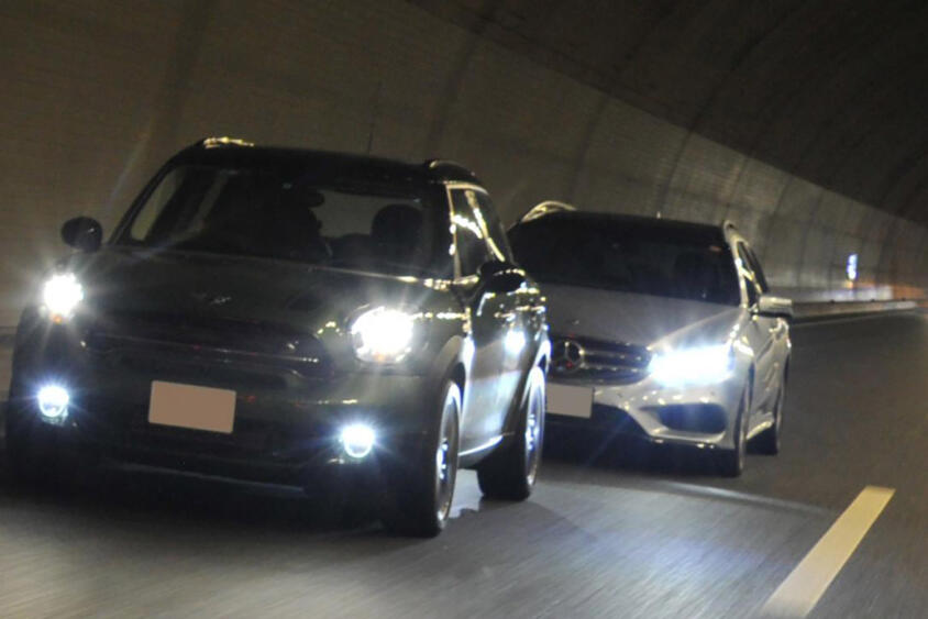 「後続車に追いつかれたけど制限速度未満なんで問題ないですよね？」それって違反の可能性！　合法かつ安全のための「速いクルマに追いつかれたとき」の対応策とは
