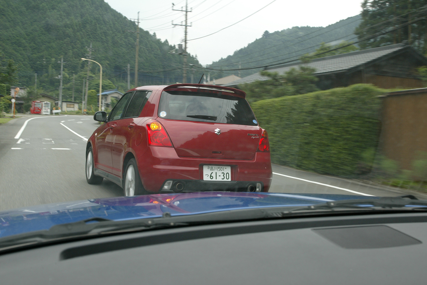 進路を左に譲るイメージ
