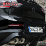 【画像】漆黒の凄みを纏った最速ゴルフ！　フォルクスワーゲン・ゴルフ R／ゴルフ R ヴァリアントにブラックがテーマの限定車が登場 〜 画像2