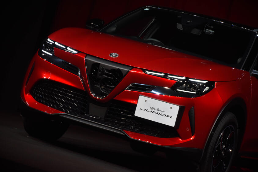 アルファロメオ初のEVにしてラインアップ最小のSUV！　新生「ジュニア」がいよいよ日本上陸