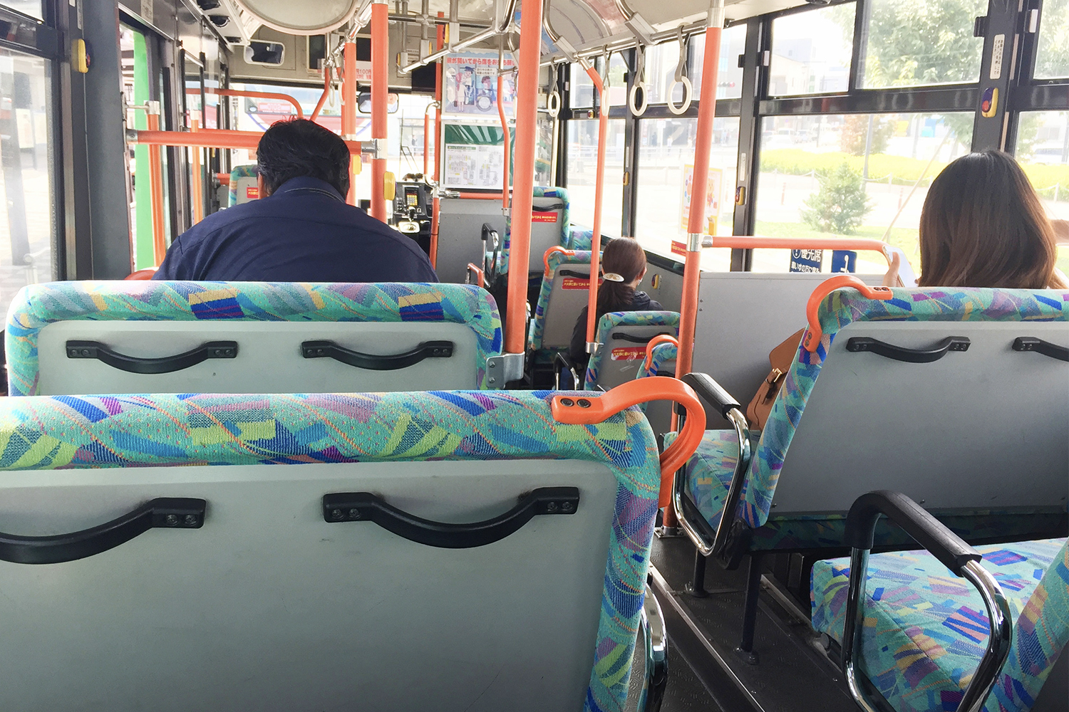 路線バスの車内のイメージ 〜 画像2