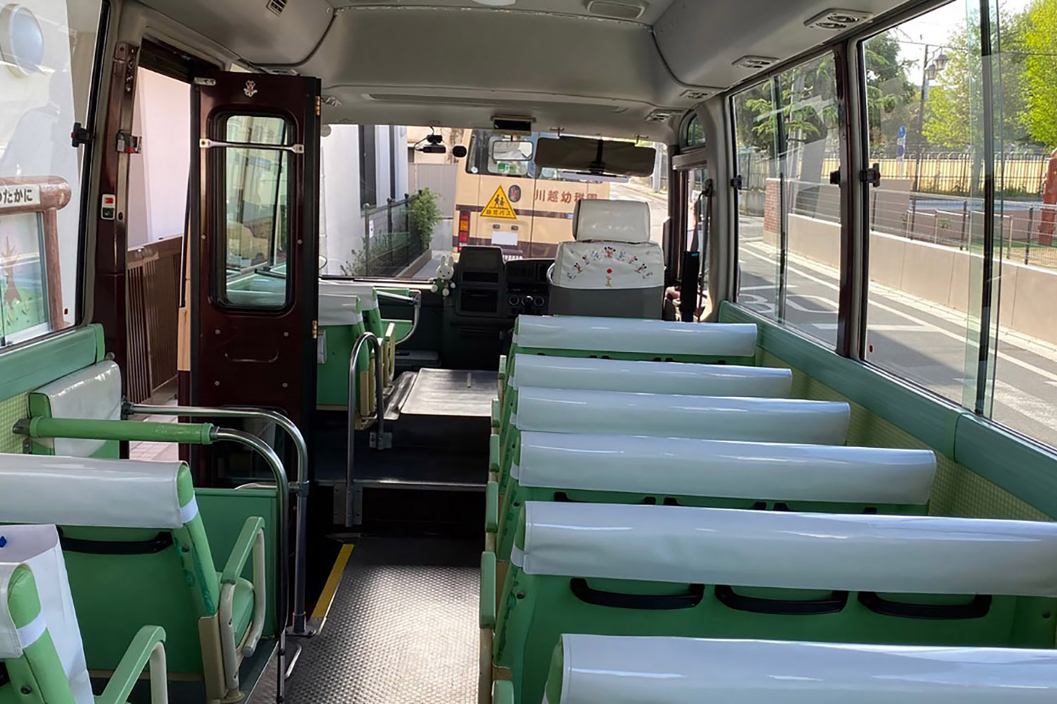 幼稚園バスの車内 〜 画像3