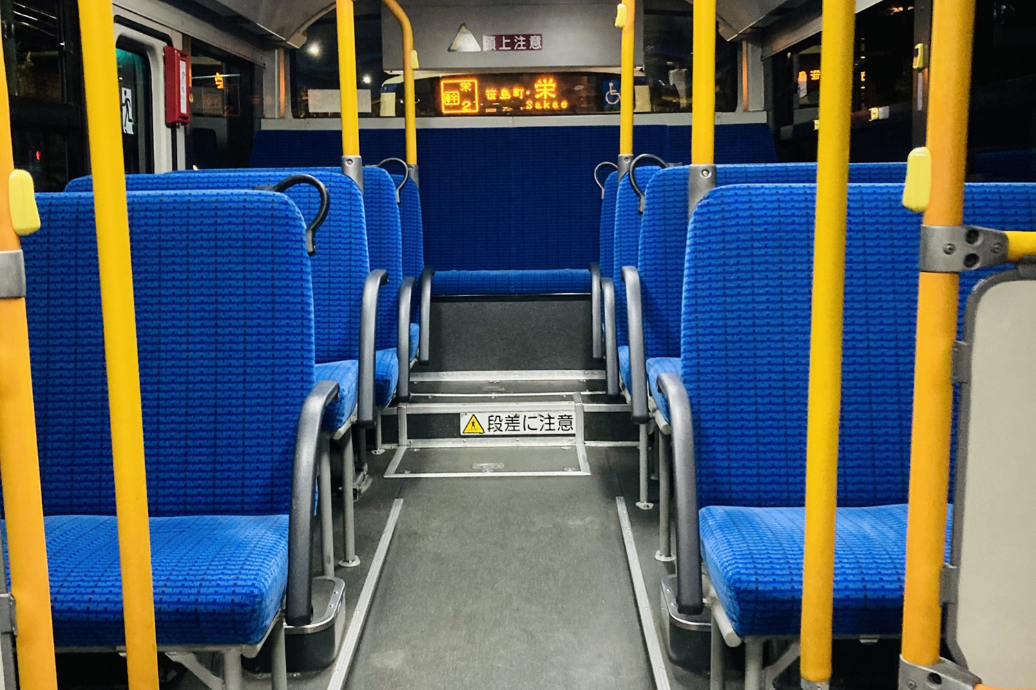 夜間のバスの車内
