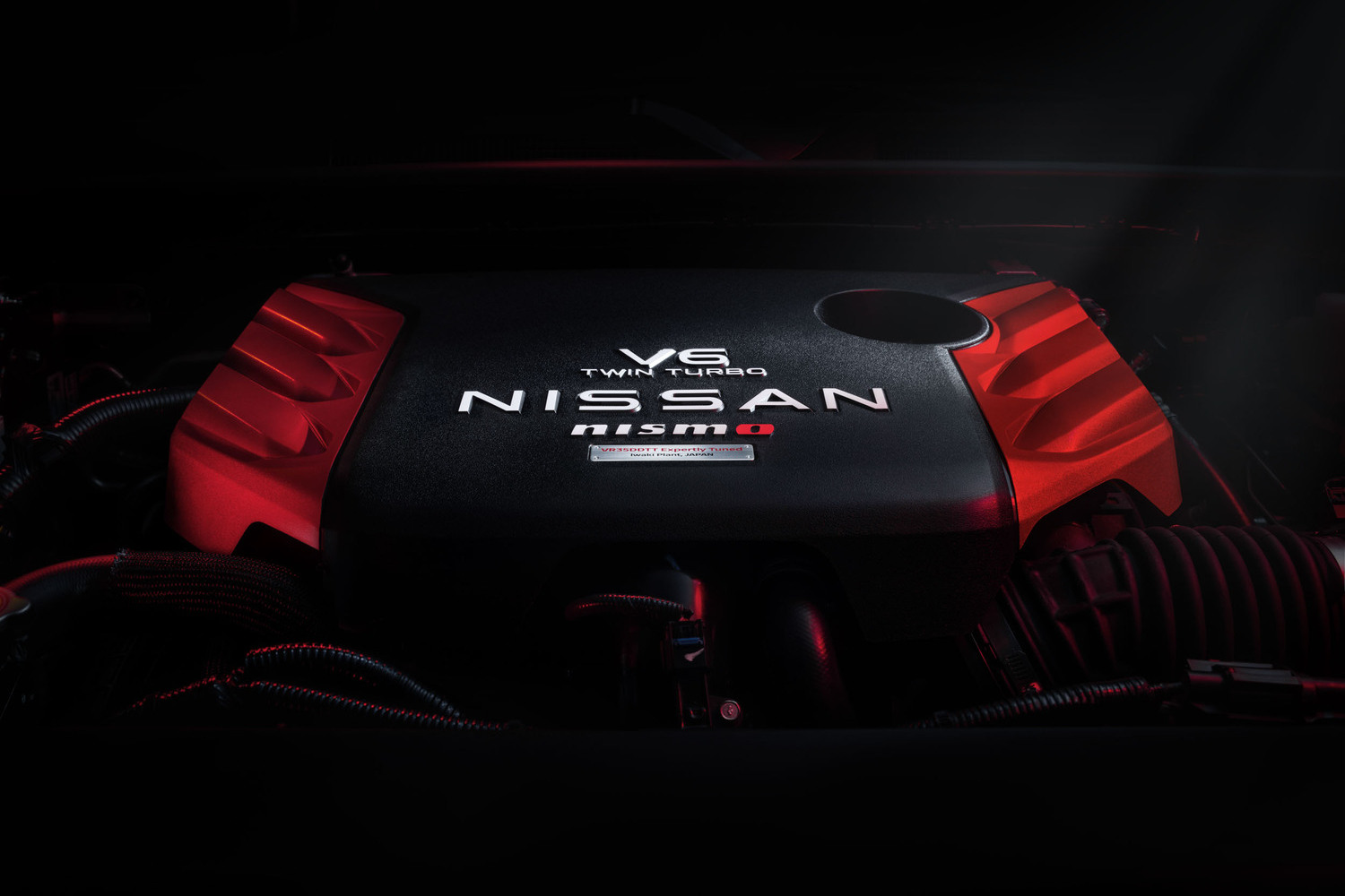 日産「パトロールNISMO」のエンジンカバー