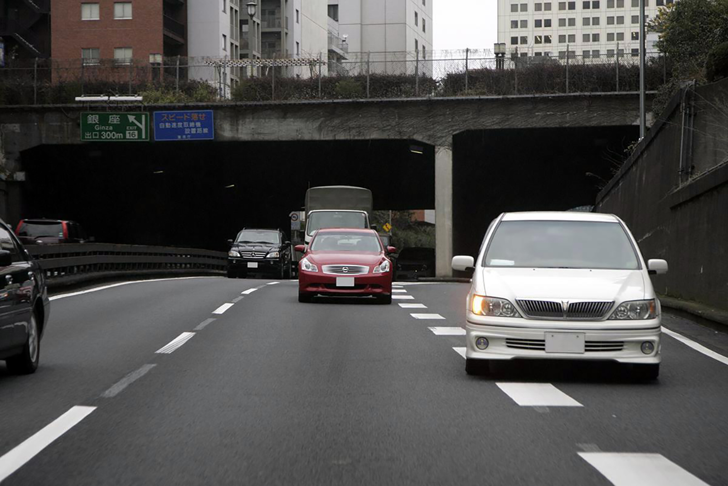進路変更しようとするクルマ