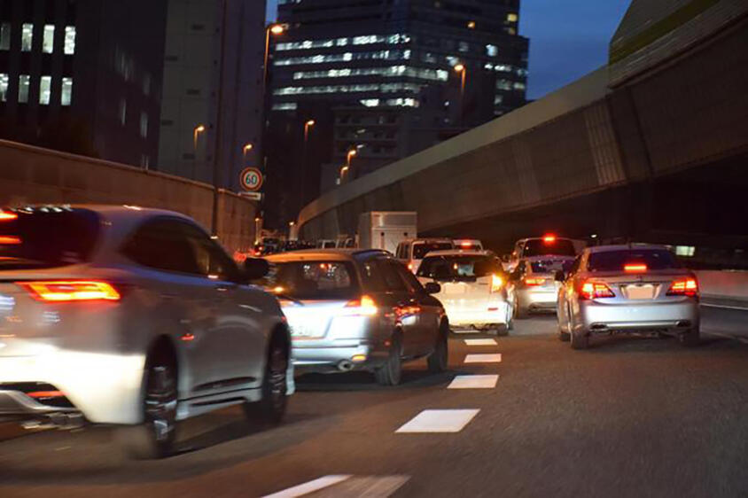 「割り込んでんじゃねー！　入れさせねーよ」ってただの車線変更や合流でしょ？　車間を詰めて「ブロック」するクルマは違反の可能性あり！