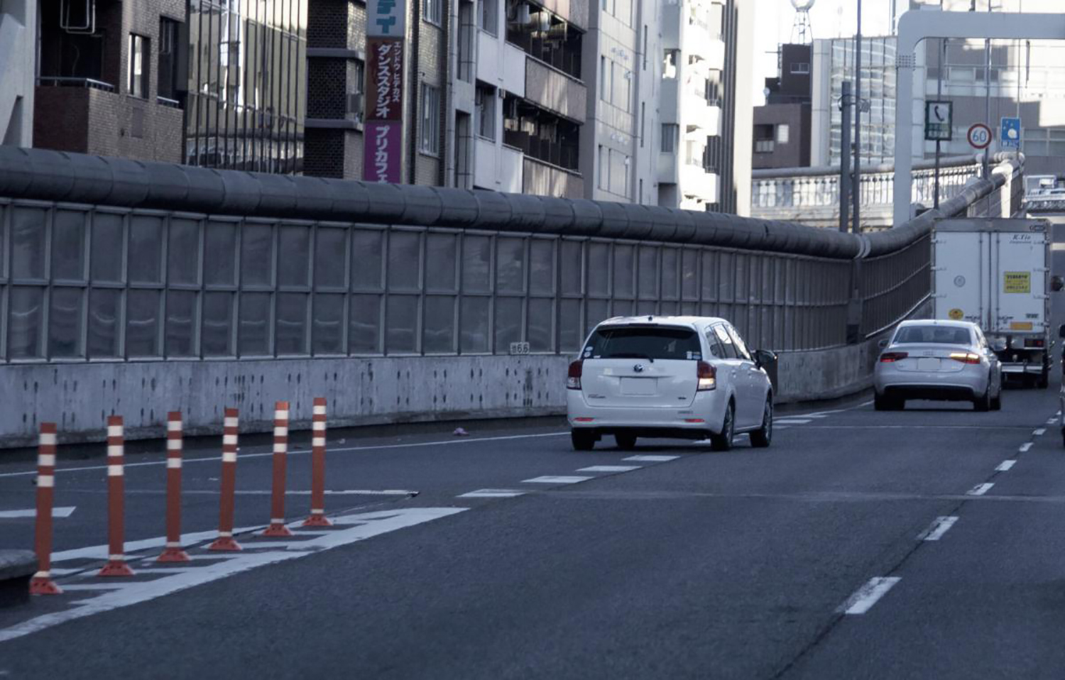 進路変更しようとするクルマ